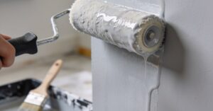 Gruntowanie ścian przed malowaniem: jak poprawnie przygotować podłoże?