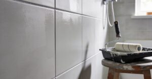 Malowanie płytek w łazience: metamorfoza krok po kroku – poradnik