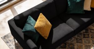 Jakie poduszki do czarnej kanapy wybrać, by stworzyć stylowy salon?