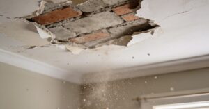 Spadł tynk z sufitu? Sprawdź, jak naprawić odpadający tynk i strop